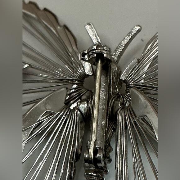 MONET VINTAGE SILVER TONE BUTTERFLY WIRE BROOCH - Picture 2 of 2